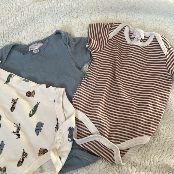 TRES BEAU ET BELLE THREE-PIECE SHORT SLEEVE ROMPER SET - Picture 2 of 3